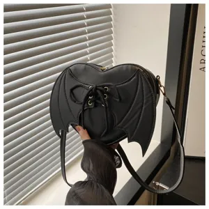 Stijlvolle zwarte hartvormige crossbodytas met gotische duivelsvleugels en vetersluiting.