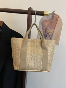 Elegante bolso de paja tejido a mano colgado de un estante de madera para moda de verano.