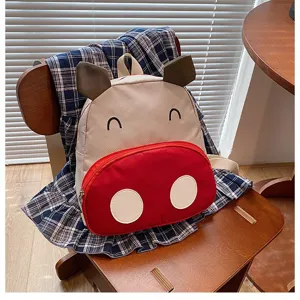 Detailansicht eines süßen Rucksacks mit Kuhmotiv für Kinder für den Kindergarten