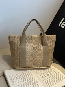Bolso tote de paja tejida a mano en un ambiente acogedor para las vacaciones de verano.