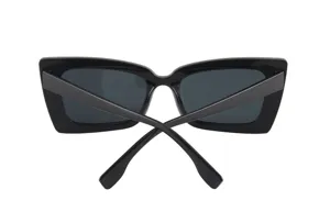 Detailansicht der Rückseite einer schwarzen Vintage-Sonnenbrille mit quadratischem Rahmen