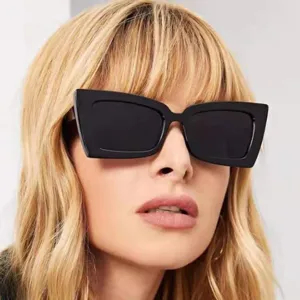 Modische schwarze quadratische Sonnenbrille an einem blonden Model für Vintage-Streetwear