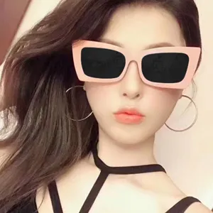 Modische rosa quadratische Sonnenbrille mit dunklen Gläsern im Retro-Streetstyle-Look