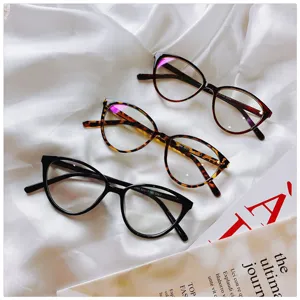 Primer plano de tres elegantes gafas de ojo de gato anti-luz azul sobre fondo de seda