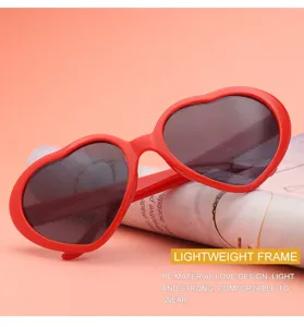 Primer plano de gafas de sol rojas con forma de corazón y montura ligera de PC