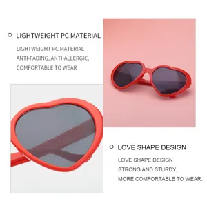Detalle de gafas de sol rojas en forma de corazón de material PC ligero y resistente.