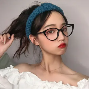 Primer plano de gafas de ojo de gato negras para mujer con lentes de filtro anti luz azul