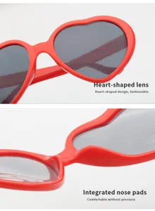 Detalle de las lentes en forma de corazón y plaquetas integradas de las gafas de sol rojas.