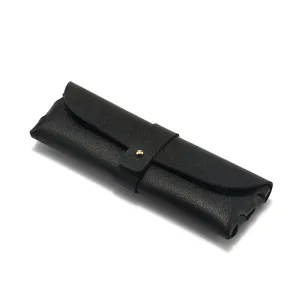Custodia per occhiali da sole in pelle nera con elegante bottone a pressione dorato.