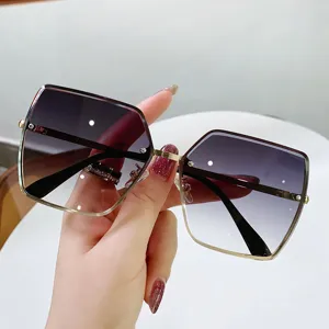 Übergroße quadratische Sonnenbrille mit lila Farbverlauf und Goldmetallgestell.