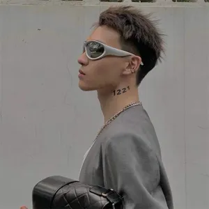 Occhiali da sole sportivi avvolgenti con lenti argentate per un look streetwear alla moda.