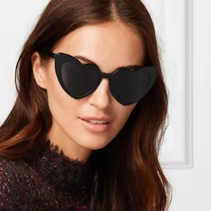 Elegantes gafas de sol negras con forma de corazón, ideales para fiestas y moda actual