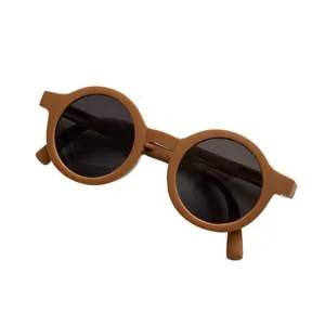 Retro-Rund-Sonnenbrille in Bonbonfarben für Kleinkinder mit schickem braunem Rahmen
