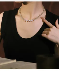 Gros plan d'un collier en perles baroques et cristal de préhnite sur un modèle
