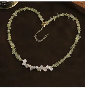 Vue détaillée d'un collier artisanal en perles baroques et pierres de préhnite vertes