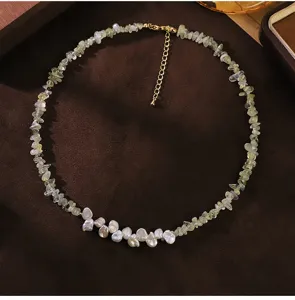 Vue détaillée des perles baroques et des pierres de préhnite sur un collier artisanal