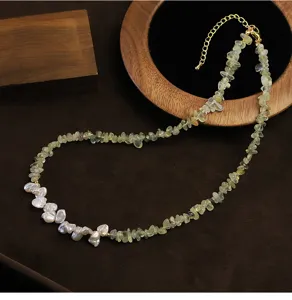 Vue détaillée de perles baroques et éclats de préhnite sur un collier fait main