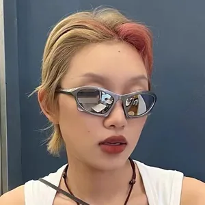 Futuristische Y2K-Sport-Sonnenbrille in Silber-Metallic an einem trendigen Model