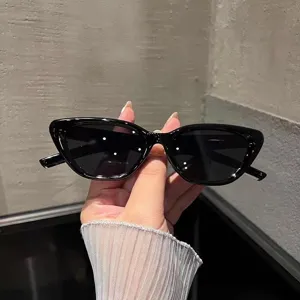 Gafas de sol de ojo de gato negras vintage para mujer con montura elegante y moderna