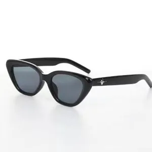Elegantes gafas de sol negras de ojo de gato con un emblema de estrella único en la patilla
