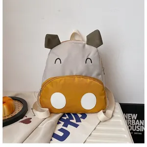 Detailansicht eines niedlichen Kinderrucksacks mit Kuhmotiv in Gelb und Grau aus Nylonmaterial