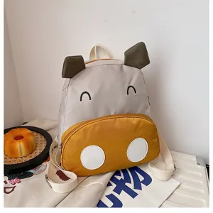 Detail des süßen Kinderrucksacks mit Cartoon-Kuh-Design und Trägern