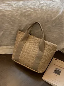 Detalle de bolso tote de paja natural con asas texturizadas estilo ocio