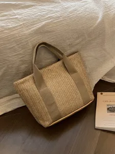 Primer plano detallado de un bolso de paja tejido a mano en un dormitorio muy acogedor