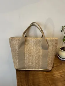 Bolso de paja tejido a mano para las vacaciones de verano en un entorno natural