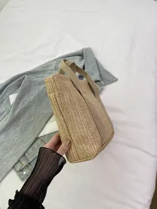 Vista lateral detallada que muestra la textura tejida de un bolso de paja de verano.