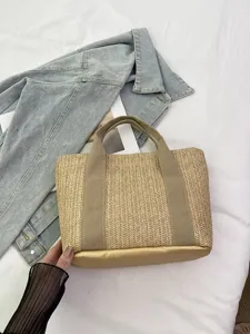 Primer plano de un elegante bolso de paja tejido con base metálica para el verano