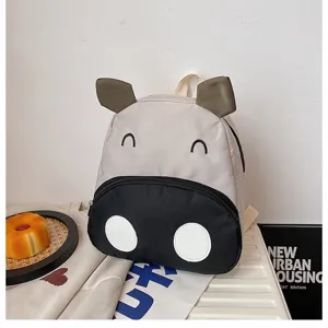 Detailansicht eines niedlichen Cartoon-Kuh-Kinderrucksacks mit weichen 3D-Ohren