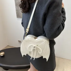 Elegante hartvormige witte crossbodytas met schattige vleermuisvleugels en veterdetail