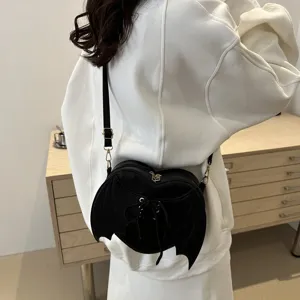 Modieuze hartvormige crossbodytas met gotische vleermuisvleugels en vetersluiting detail