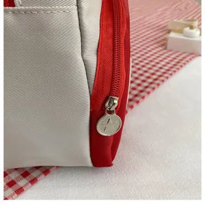 Nahaufnahme des Reißverschlusses einer süßen Kinderschultasche mit Sternanhänger