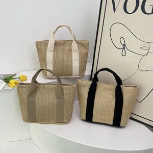 Tres bolsos de paja tejida con correas de diferentes colores sobre fondo blanco