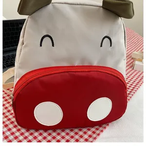 Nahaufnahme des Cartoon-Kuhgesicht-Designs auf einem süßen Kinderrucksack für Schule