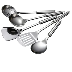 Vista detallada del juego de 5 utensilios de cocina de acero inoxidable con ganchos.