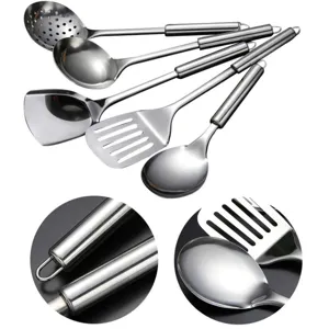 Vista macro detallada de un juego de utensilios de cocina profesionales de acero