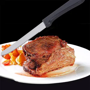 Couteau à steak en acier inoxydable avec manche en plastique noir, lame dentelée.