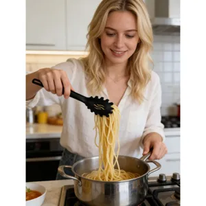 Schwarzer Nylon Pastalöffel Detailaufnahme, hitzebeständiger Spaghetti Löffel Küchenhelfer.