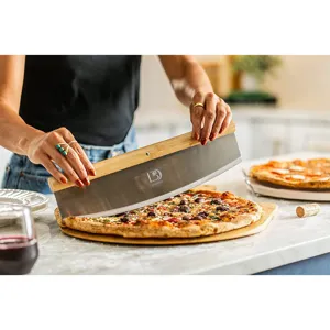 Detailweergave van een roestvrijstalen pizzasnijder met bamboe handvat die pizza snijdt