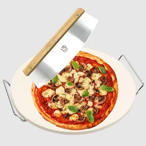Detail van roestvrijstalen pizzasnijder die pizza snijdt op een baksteen