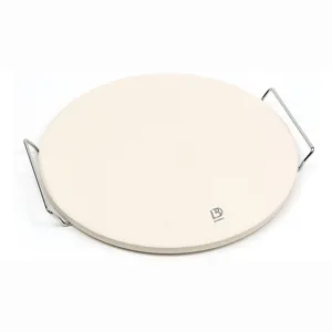 Ronde keramische pizzabaksteen met roestvrijstalen handgrepen voor de oven.