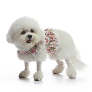 Vista detallada del vestido floral para mascotas con encaje delicado para perros pequeños.