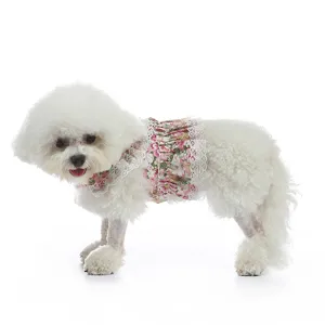 Vista detallada de vestido de verano para perro con flores dulces y delicado borde de encaje blanco.