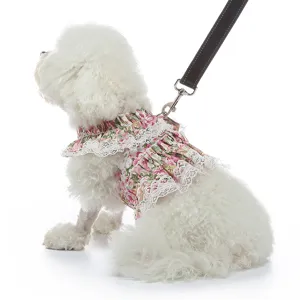 Bonito vestido de verano floral para mascotas con encaje blanco y anilla de correa.