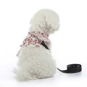 Vista posterior detallada de un tierno perro con un lindo vestido arnés de encaje floral.