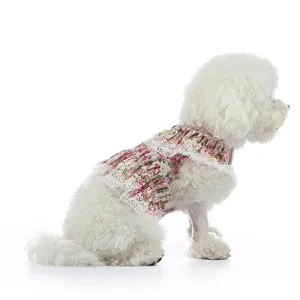 Detalle del lindo vestido floral para perro con delicados volantes de encaje blanco de verano.