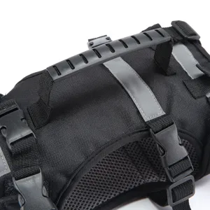 Dettaglio della pettorina nera per cani con nylon resistente, fibbie robuste e bande riflettenti.